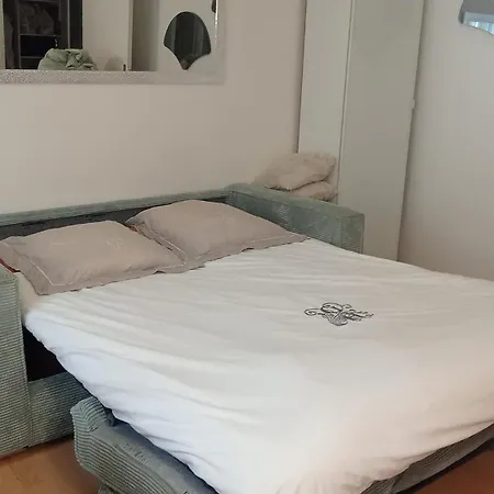 Pres Des Champs Elysees